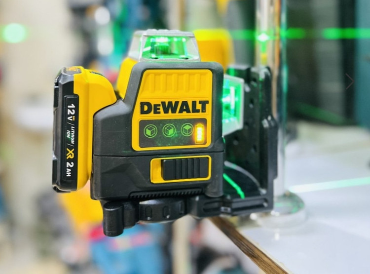 تراز لیزری تور سبز شارژی سه بعدی دیوالت مدل DW3 با دو باتری لیتیومی و کیف BMC